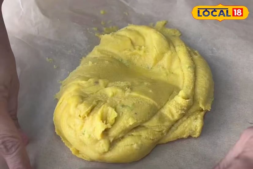 पावडर पूर्णपणे मिसळा, गुठळ्या होणार नाहीत याची खात्री करा. केशराचे तुकडे आणि वेलची घाला आणि मिक्स करा. 5 मिनिटे ढवळत राहा. 1 टेबलस्पून तूप घाला आणि ढवळत राहा. 8-10 मिनिटांनंतर मिश्रण घट्ट होईल.
