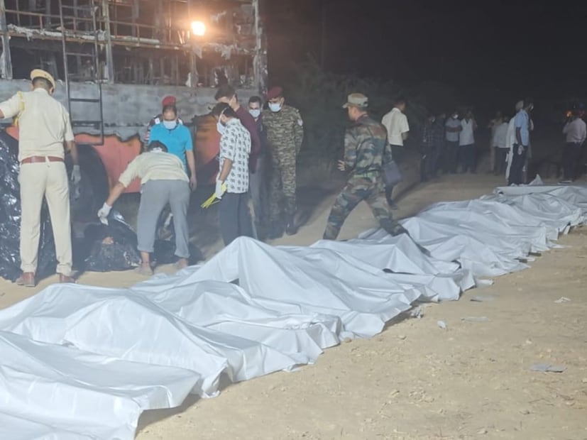 एसी स्लीपर बसला केवळ पुढच्या बाजूला एकच गेट होते आणि आग लागताच वायरिंग जळाल्याने हे गेट आपोआप लॉक झाले. स्लीपर बसमधील अरुंद गॅलरी आणि इमर्जन्सी एक्झिट नसणे यामुळे आत अडकलेल्या प्रवाशांना बाहेर पडण्याची संधीच मिळाली नाही. अनेकांनी खिडक्यांचे मजबूत काच तोडण्याचा प्रयत्न केला, पण ते यशस्वी झाले नाहीत आणि ते आतच अडकून जिवंतपणीच होरपळले.