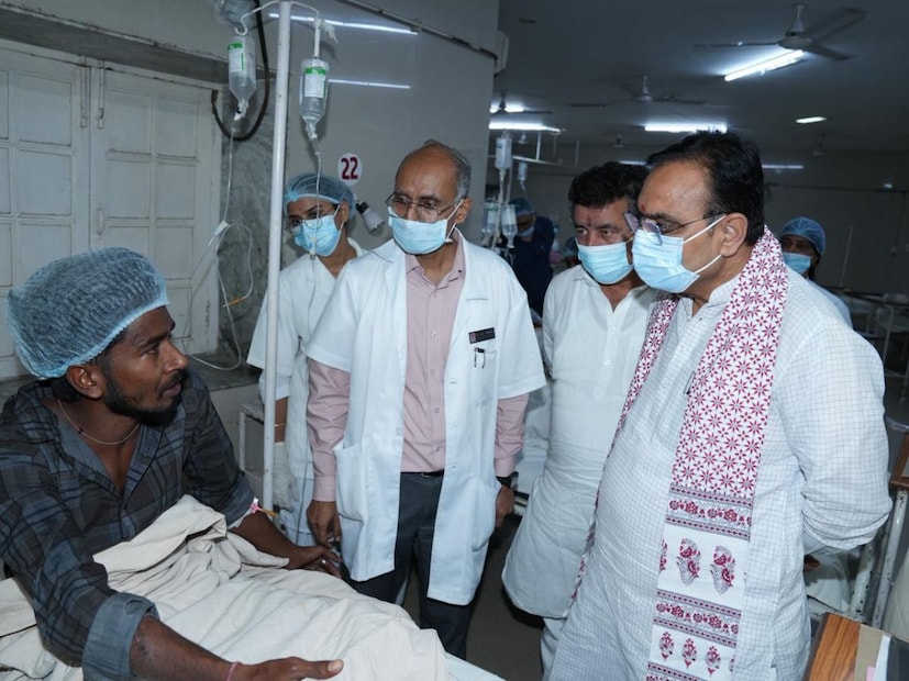 सर्व जखमींना जैसलमेरच्या जवाहर हॉस्पिटलमध्ये प्राथमिक उपचारानंतर पुढील उपचारांसाठी जोधपूरच्या महात्मा गांधी हॉस्पिटल (MGH) आणि एमडीएम हॉस्पिटलमध्ये हलवण्यात आले आहे. या हृदयद्रावक अपघाताची माहिती मिळताच मुख्यमंत्री भजनलाल शर्मा यांनी खोल शोक व्यक्त केला आणि ते विशेष विमानाने जयपूरहून जैसलमेरला पोहोचले. 