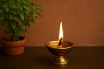 दिवाळीत तुळशीजवळ लावण्याच्या दिव्याचे नियम ध्यानात ठेवा; कोणत्या गोष्टी अशुभ
