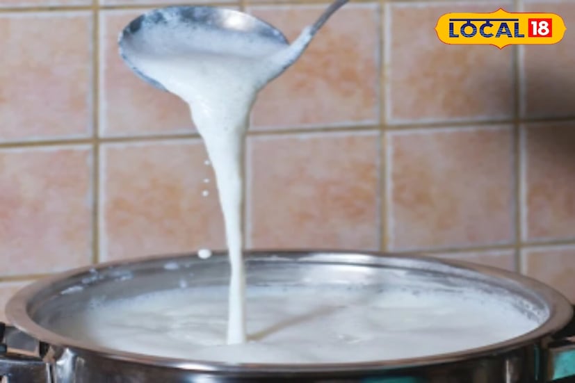 गॅस स्टोव्ह चालू करा आणि जास्त आचेवर दूध उकळवा. दूध उकळल्यानंतर, आच मध्यम करा.