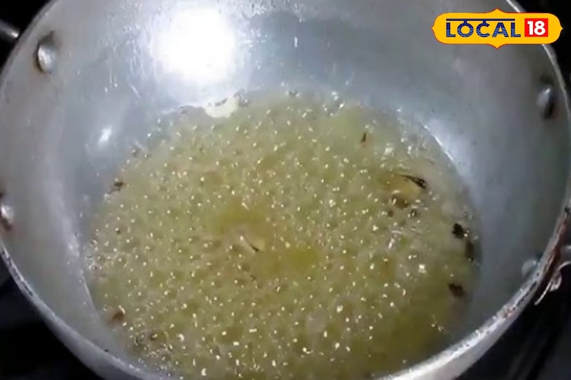 दूध सतत ढवळत राहा, अन्यथा त्यात मोठ्या गुठळ्या होऊ शकतात. दूध पूर्णपणे घट्ट झाल्यावर आणि थोडे सुकू लागल्यावर सुमारे 1 कप साखर घाला आणि हळूहळू साखर पूर्णपणे विरघळण्यासाठी घाला. मिश्रण कोरडे होईपर्यंत ढवळत राहा. नंतर 4 चमचे तूप आणि अर्धा चमचा वेलची पावडर घाला, चांगले मिसळा. मिश्रण पॅनमधून बाहेर पडेपर्यंत शिजवत राहा. आता एका चौकोनी ट्रेला थोडे तूप लावा आणि त्यावर बटर पेपर ठेवा. मिश्रण वर ओता आणि घट्ट बसवा.