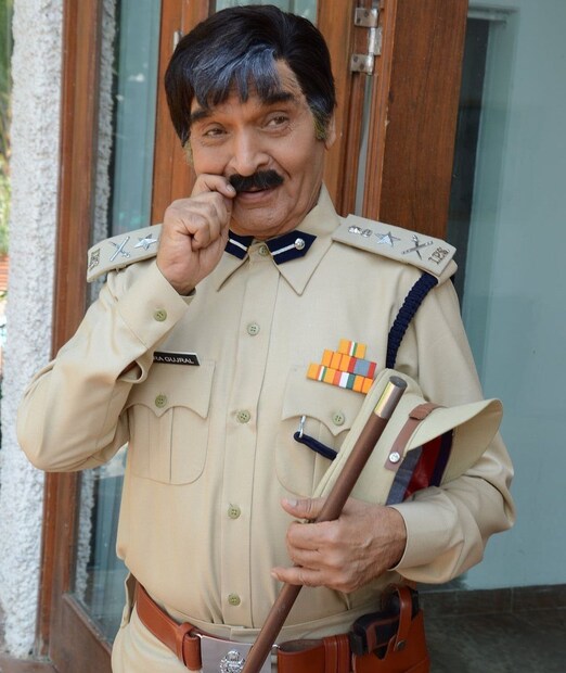 शिक्षणादरम्यान त्यांनी जयपूर येथील ऑल इंडिया रेडिओमध्ये व्हॉइस आर्टिस्ट म्हणून काम करून स्वतःचा उदरनिर्वाह केला. असरानी यांना सात भावंडे आहेत. चार बहिणी आणि तीन भाऊ. संयुक्त कुटुंबात वाढलेले, असरानी नेहमीच कौटुंबिक मूल्ये समजून घ्यायचे म्हणूनच सातही भावंड शेवटपर्यंत एकत्र राहिली. 