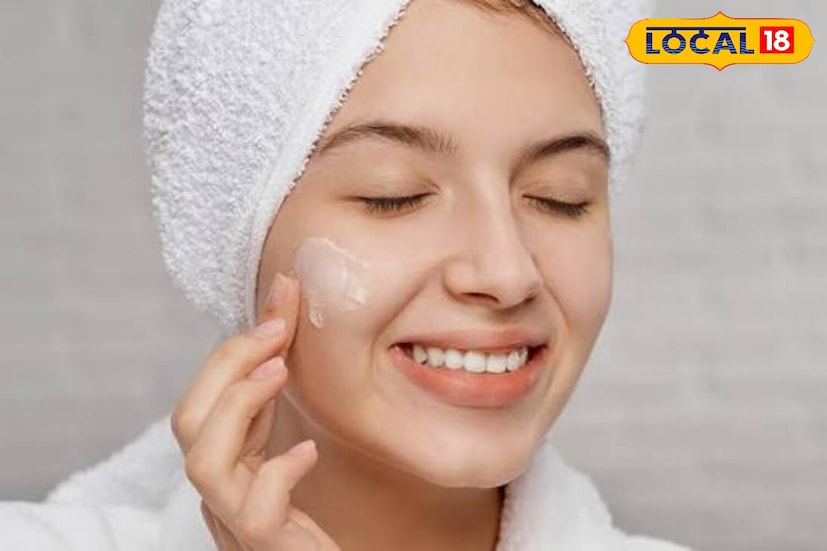 फेस वॉश केल्यानंतर तुमच्या चेहऱ्यावर ओलावा परत आणणे महत्वाचे आहे. यासाठी तुम्ही तुमचे आवडते मॉइश्चरायझर वापरू शकता. कोरफड जेलपासून हलक्या मॉइश्चरायझिंग क्रीमपर्यंत निवडा. हे तुमचा मेकअप जास्त काळ टिकण्यास आणि तुमची त्वचा हायड्रेट ठेवण्यास मदत करेल.