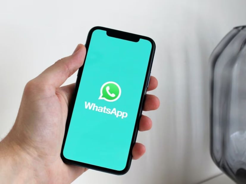 आजकाल WhatsApp शिवाय दुसरं माध्यम नाही अशी अवस्था झाली आहे. अगदी घरच्या सामानाची यादी, ते फ्रेण्डसोबत गप्पा इतकंच नाही तर व्हिडीओ कॉल, पेमेंट करणं अगदी सगळं सगळं एका WhatsApp वरच वापरलं जातं. पण एक अडचण होते, एका ठिकाणी लॉगइन केलं की दुसरीकडून WhatsApp लॉगआऊट होतं.  आजकाल WhatsApp शिवाय दुसरं माध्यम नाही अशी अवस्था झाली आहे. अगदी घरच्या सामानाची यादी, ते फ्रेण्डसोबत गप्पा इतकंच नाही तर व्हिडीओ कॉल, पेमेंट करणं अगदी सगळं सगळं एका WhatsApp वरच वापरलं जातं. पण एक अडचण होते, एका ठिकाणी लॉगइन केलं की दुसरीकडून WhatsApp लॉगआऊट होतं.