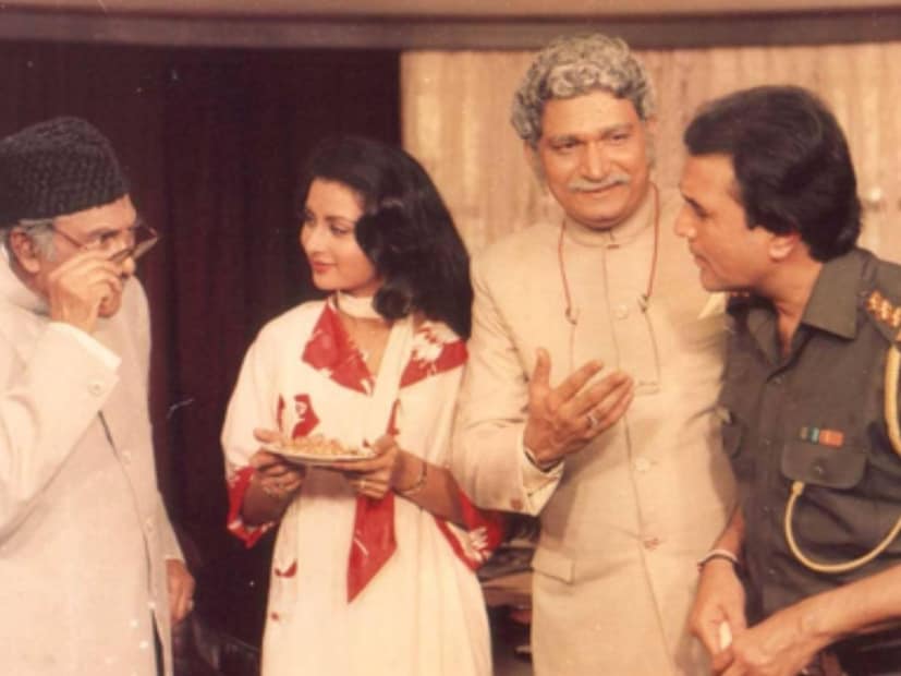 त्यांच्या मित्रमंडळींनी सांगितले की, क्रिकेट त्यांचं पहिलं प्रेम होतं.  शूटिंगदरम्यान सुद्धा ते स्कोअर विचारायचे आणि ब्रेक मिळाला की मॅच बघत बसायचे. 