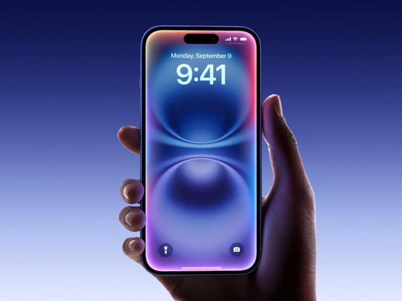 Appleचा iPhone 16 Plus हा एक प्रीमियम स्मार्टफोन आहे जो आकर्षक डिझाइन आणि पॉवरफूल परफॉर्मेंससोबत येतो. यात 6.7-इंचाचा सुपर रेटिना XDR OLED डिस्प्ले आहे, जो उत्कृष्ट रंग आणि ब्राइटनेस देतो.