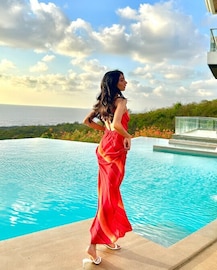 19 व्या वर्षी अभिनेत्रीसोबत चालत्या कारमध्ये घडला भयंकर प्रकार 19 व्या वर्षी अभिनेत्रीसोबत चालत्या कारमध्ये घडला भयंकर प्रकार