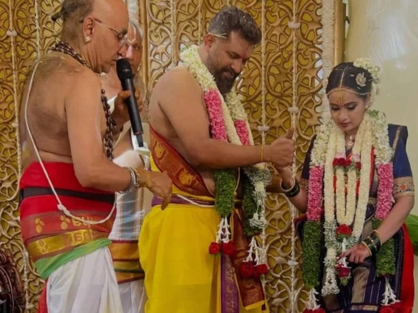अर्जुन कपूर आणि आलिया भट्ट यांच्या 'टू स्टेट्स' या सिनेमात 'मस्त मगन' गाण्याची गायिका चिन्मयी श्रीपाद हिने हिने गायक श्रीपाद रघुवर लैंगिक शोषणाचे आरोप केले होते. त्यानंतर 2019मध्ये त्याचा कोरिओग्राफर पत्नी मयुरी उपाध्याय हिच्याबरोबर डिवोर्स झाला. त्यानंतर तो सिंगल आयुष्य जगत होता. दरम्यान आता 34वर्षीय गायिकेबरोबर नव्याने संसार थाटला आहे.  अर्जुन कपूर आणि आलिया भट्ट यांच्या 'टू स्टेट्स' या सिनेमात 'मस्त मगन' गाण्याची गायिका चिन्मयी श्रीपाद हिने हिने गायक श्रीपाद रघुवर लैंगिक शोषणाचे आरोप केले होते. त्यानंतर 2019मध्ये त्याचा कोरिओग्राफर पत्नी मयुरी उपाध्याय हिच्याबरोबर डिवोर्स झाला. त्यानंतर तो सिंगल आयुष्य जगत होता. दरम्यान आता 34वर्षीय गायिकेबरोबर नव्याने संसार थाटला आहे.