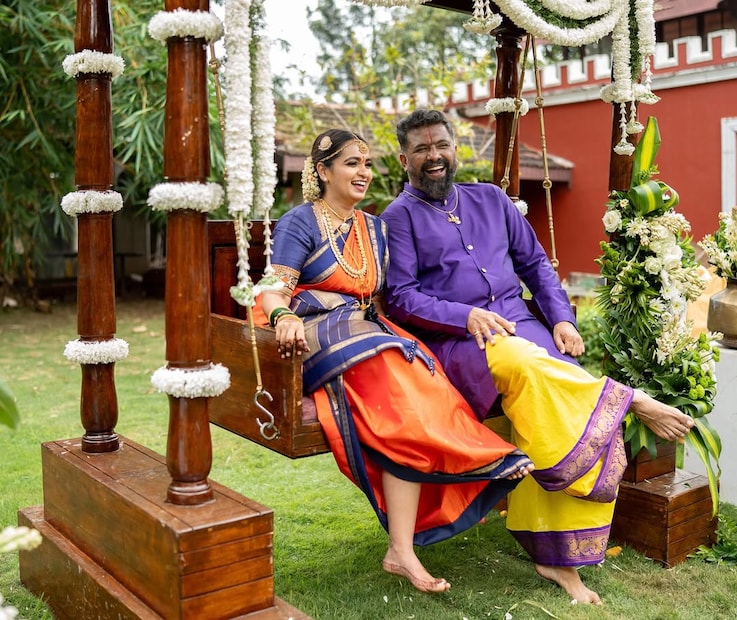 पोस्टमध्ये त्यांच्या लग्नाचा एक फोटो आहे. दोघेही एका झोपाळ्यावर बसले असून एकमेकांकडे पाहून हसत आहेत. त्यांनी पोस्टमध्ये लिहिलंय, 