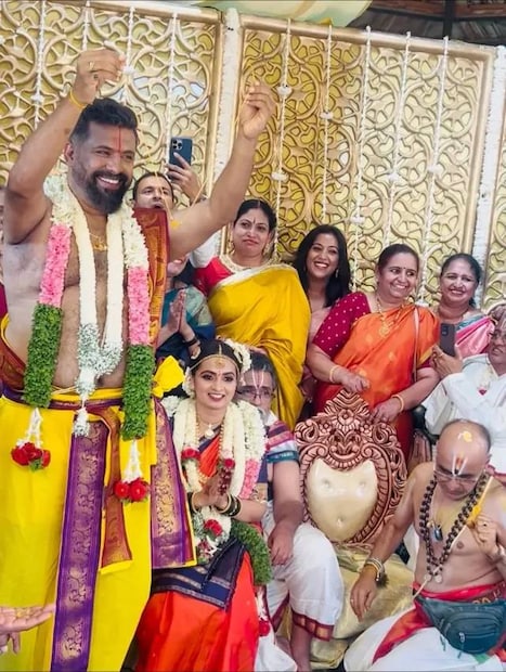 यमुना यांनी तिच्या सोशल मीडिया अकाउंटवर लग्नाची झलक शेअर केली. रघु आणि वरिजाश्री त्यांच्या नवीन आयुष्याची सुरुवात करताना आनंदी दिसत होते.