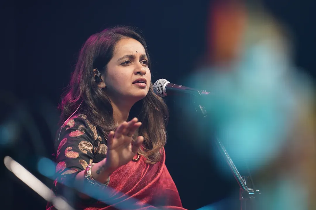 रघुने लग्नाच्या दिवशी मरून बॉर्डर असलेले कपडे परिधान केले होते. तर वरिजाश्रीने केशरी रंगाची साडी नेसली होती. पारंपारिक लग्नाच्या दागिन्यांसह ती नवरीच्या रुपात सुंदर दिसत होती. 