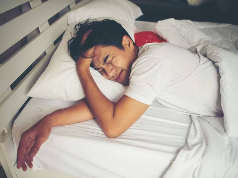 यामागचं कारण काय?संशोधनानुसार, इडिओपॅथिक हायपरसोम्नियाचं खरं कारण अजून स्पष्ट नाही. 2024 मध्ये ScienceDirect.com वर प्रसिद्ध झालेल्या अहवालानुसार, हा विकार मेंदूतील झोप-जागरण चक्रावर नियंत्रण ठेवणाऱ्या प्रणालीतल्या असंतुलनामुळे निर्माण होतो. म्हणजेच, मेंदू योग्य वेळी “जागं राहा” हा सिग्नल देत नाही आणि त्यामुळे व्यक्तीला अत्यधिक झोप येते.