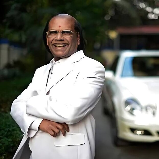 रामचंद्रन हे त्यांच्या घरातील स्वयंपाकघरातच कपडे धुण्याचे 'फॅब्रिक व्हाईटनर' बनवण्याचा प्रयत्न करत होते. त्यांनी अनेकवेळा प्रयत्न केले, पण त्यांना वारंवार अपयश आले. शेवटी, एका मासिकातील लेखाने त्यांना त्यांच्या यशाचे नेमके सूत्र दिले. या लेखात कपड्यांना चमकदार बनवणारे जांभळे-पांढरे रंगद्रव्य कसे बनवायचे, याची माहिती देण्यात आली होती. 