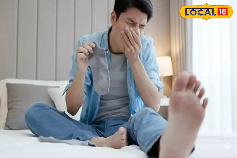 आता मोज्यांबद्दल बोलायचे झाले तर, घाणेरडे आणि कमी दर्जाचे मोजे दुर्गंधी वाढविण्यात मोठी भूमिका बजावतात. असे मोजे हवा आत जाऊ देत नाहीत आणि लवकर ओले होतात, ज्यामुळे शूजमध्ये वास अडकतो. विशेषतः नायलॉन किंवा पॉलिस्टरपासून बनवलेले स्वस्त मोजे पायांना श्वास घेऊ देत नाहीत, ज्यामुळे वास आणखी वाढतो. जर एखाद्या व्यक्तीने दररोज मोजे बदलले नाहीत तर शूजमध्ये बॅक्टेरिया वाढू शकतात.