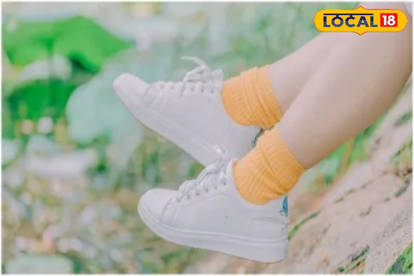 या समस्येपासून मुक्त होण्यासाठी काही सोप्या उपाय केले जाऊ शकतात. प्रथम, नेहमी कापूस किंवा बांबूच्या फायबरचे मोजे घाला जे हवा फिरू देतात. मोजे रोज बदला आणि जुने मोजे सूर्यप्रकाशात वाळवा, जेणेकरून बॅक्टेरिया नष्ट होतील. दर दुसऱ्या दिवशी शूज घालण्याऐवजी ओलावा जमा होऊ नये म्हणून दर दुसऱ्या दिवशी ते घाला. जर शूज ओले झाले तर ते खुल्या हवेत किंवा सूर्यप्रकाशात वाळवा.