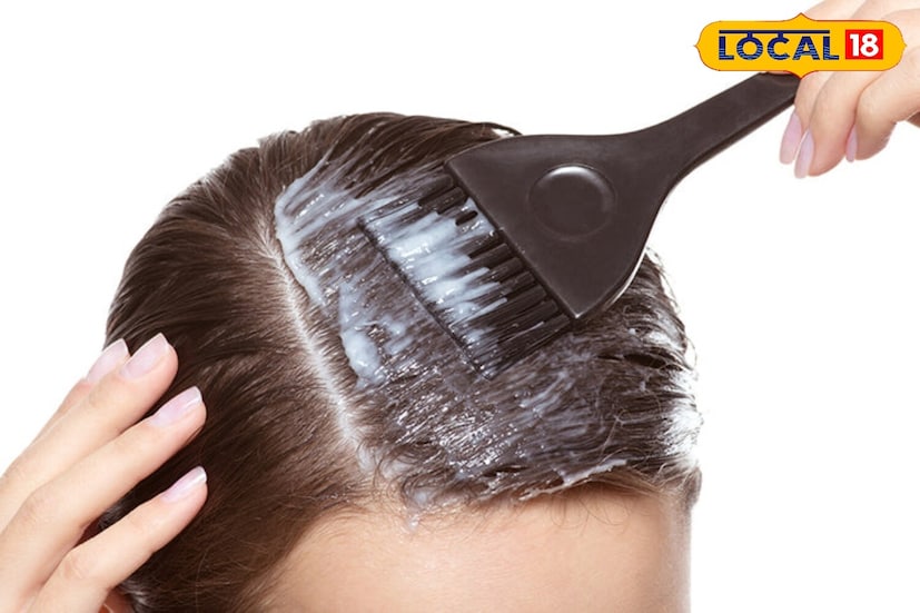 इंडिगो पेस्ट तुमच्या केसांच्या मुळांपासून टोकांपर्यंत समान रीतीने लावा. तुमचे केस शॉवर कॅप किंवा प्लास्टिक शीटने झाकून ठेवा आणि 1 ते 2 तास तसेच राहू द्या. निर्धारित वेळेनंतर फक्त पाण्याने तुमचे केस धुवा. 24 तासांनी शॅम्पू वापरा. ​​फक्त एक किंवा दोन वेळा लावल्यानंतर तुमच्या केसांमध्ये खोल, नैसर्गिक काळा रंग येईल.