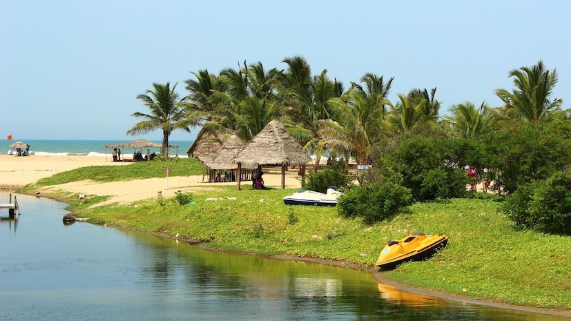 पुद्दुचेरीचे जिल्हे दक्षिण द्वीपकल्पात विखुरलेले आहेत. या विभाजनामुळे पूर्व आणि पश्चिम दोन्ही समुद्रांवर केंद्रशासित प्रदेशाची किनारपट्टी मिळाली आहे. ही भौगोलिक विविधता पुद्दुचेरीला दोन्ही किनाऱ्यांच्या सांस्कृतिक आणि नैसर्गिक समृद्धतेचे प्रतिनिधित्व करण्यास अनुमती देते.