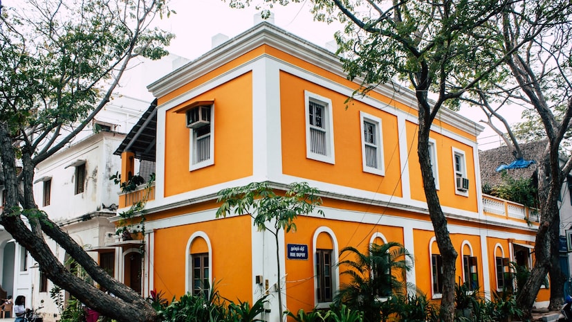 बंगालच्या उपसागरावरील प्रोमेनेड बीच प्रतिष्ठित आहे, तर कराइकल आणि यानमची मंदिरे आध्यात्मिक विश्रांती देतात. दरम्यान, माहे त्याच्या शांत किनाऱ्यांसह आणि केरळच्या नैसर्गिक सौंदर्याने प्रवाशांना आमंत्रित करते.