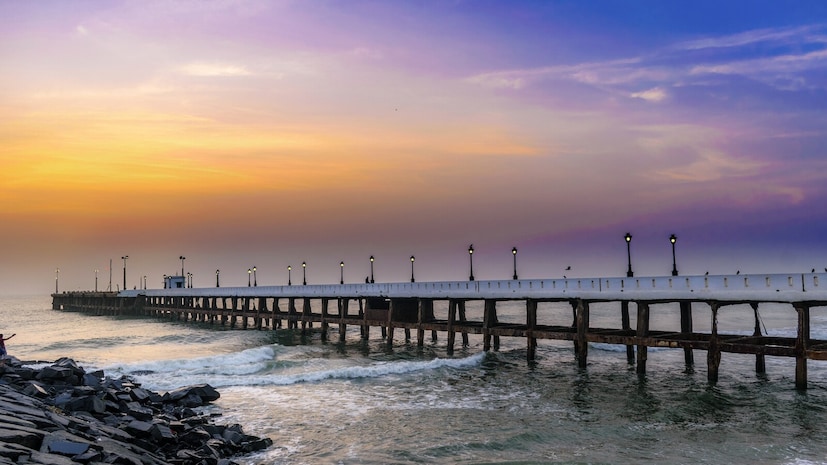 चौथा जिल्हा माहे केरळ राज्यात अरबी समुद्राच्या काठावर वसलेला आहे. शांत समुद्रकिनारे, हिरवळ आणि शांत बॅकवॉटरसह, माहे एक वेगळाच किनारपट्टीचा अनुभव देतो.