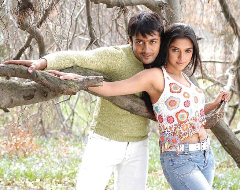  कुंचाको बॉबन मुख्य भूमिकेत असलेल्या, 2001 मध्ये आलेल्या सत्यन अंतिक्काट दिग्दर्शित ‘नरेन्द्रन मखन जयकांतन वक’ या चित्रपटाच्या माध्यमातून असिनने वयाच्या 15 व्या वर्षी मनोरंजनसृष्टीत पदार्पण केलं. त्यानंतर असिनने तेलगू चित्रपटांमध्ये काम करायला सुरुवात केली.