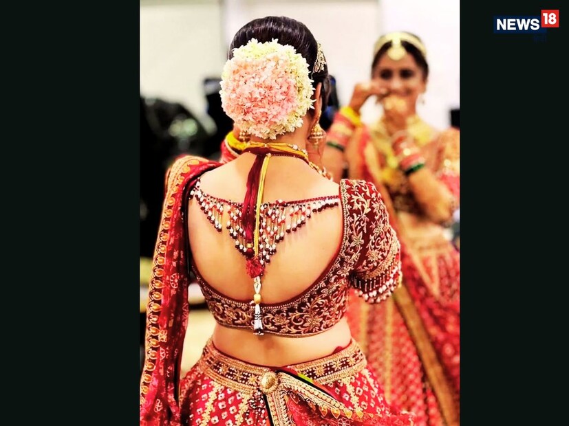 भरतकाम केलेले शीअर बॅक ब्लाउज : तुम्ही तुमच्या लग्नासाठी आधुनिक पण आकर्षक लूक शोधत असाल, तर शीअर बॅक ब्लाउज परिपूर्ण आहे. त्याच्या पारदर्शक बॅकवर सूक्ष्म फुलांचे भरतकाम किंवा ग्लिटर वर्क त्याला एक अतिशय क्लासी लूक देते. ही डिझाइन केवळ तुमच्या पाठीला हायलाइट करत नाही तर तुमच्या दागिन्यांना देखील सुंदरपणे पूरक आहे.