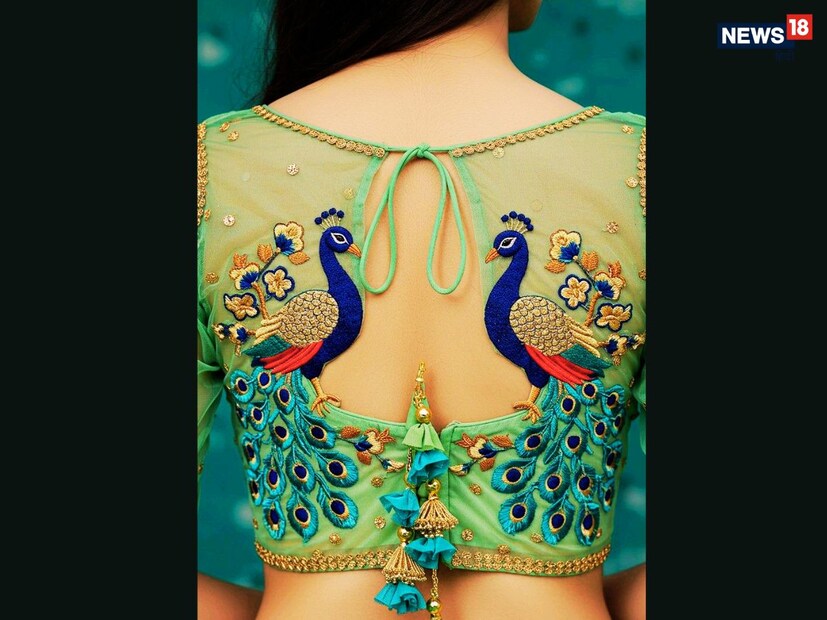 मोर डिझाइन जरी वर्क ब्लाउज : भारतीय वधूंसाठी मोर नेहमीच राजेशाहीचे प्रतीक राहिले आहेत. सोनेरी जरी वर्क आणि मोरपंक्ती भरतकाम असलेला ब्लाउज कोणत्याही पारंपारिक साडी किंवा कांजीवरमसह सुंदर दिसतो. बाही आणि नेकलाइनवरील हेव्ही वर्कमुळे ते कालातीत बनते. एक अशी डिझाइन जी कधीही फॅशनच्या बाहेर जात नाही.