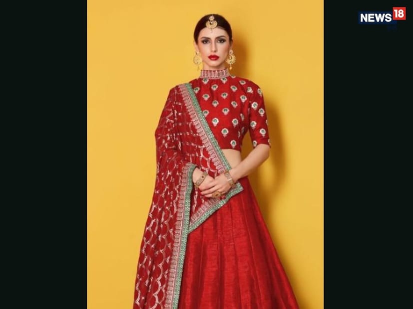 हेवी वर्क हाय-नेक ब्लाउज : हिवाळ्यातील लग्नासाठी हाय-नेक ब्लाउज हा सर्वोत्तम पर्याय आहे. मानेवर आणि बाहीवर स्टोन, बीड किंवा मिरर वर्क त्याला एक समृद्ध लूक देते. नेट, सिल्क किंवा शिफॉन साडीसह हा ब्लाउज खूप क्लासी दिसतो. त्याचा सर्वात मोठा फायदा म्हणजे तो ग्लॅमरस आणि एलिगंट दोन्ही आहे.