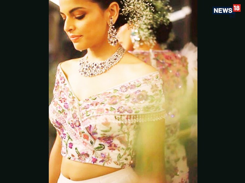 ऑफ-शोल्डर ब्लाउज विथ बीडेड डिटेलिंग : तुम्ही बोल्ड आणि मॉडर्न लूक शोधत असाल, तर ऑफ-शोल्डर ब्लाउजपेक्षा चांगले काहीही नाही. मणी आणि मोत्यांनी सजवलेले, हे डिझाइन तुमच्या कॉलरबोनला सुंदरपणे हायलाइट करते. स्लीक हेअरस्टाईल आणि स्टेटमेंट इअररिंग्जसह, हा लूक रिसेप्शन नाईटसाठी परिपूर्ण आहे.