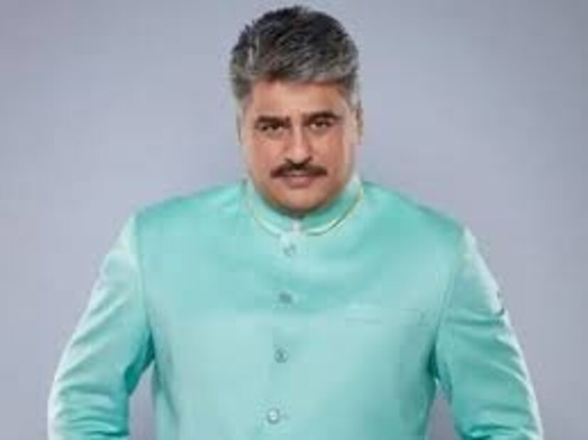 हे दुसरे कोणी नसून, अभिनेते अयूब खान आहेत. अयूब खान यांनी जेव्हा अभिनयाच्या जगात पाऊल ठेवले, तेव्हा दिलीप कुमारचा भाचा म्हणून त्यांच्याकडून खूप अपेक्षा होत्या. इंडस्ट्रीतील अनेकांना वाटले होते की, हाच पुढचा सुपरस्टार बनेल. पण नियतीला काहीतरी वेगळेच मंजूर होते.