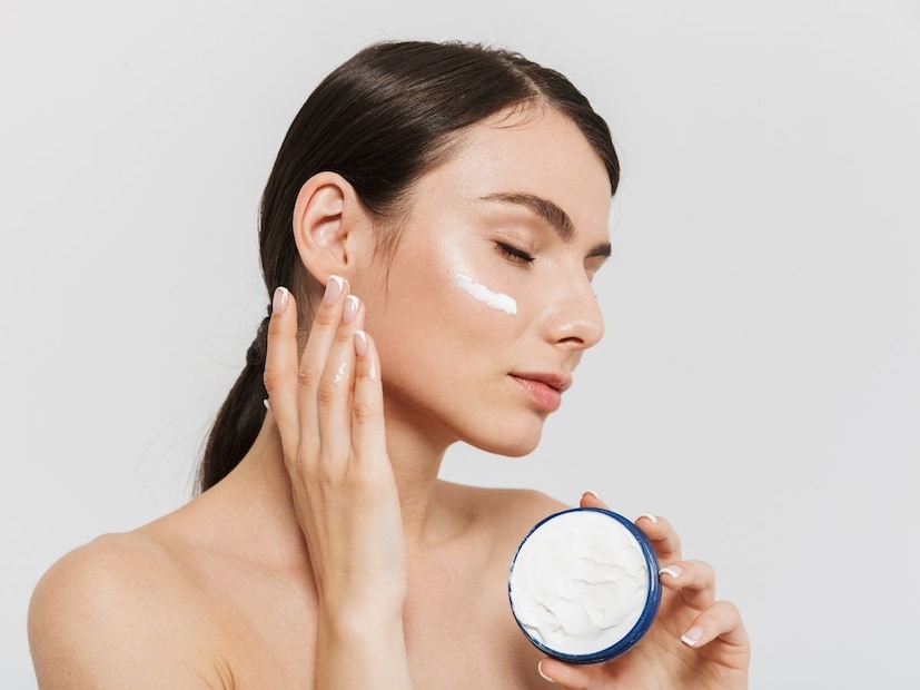 हिवाळ्यातील वाऱ्यांमुळे हात आणि पायांना तीव्र भेगा पडू शकतात. तुमचे हात आणि पाय निरोगी ठेवण्यासाठी बॉडी मॉइश्चरायझरची आवश्यकता असते.