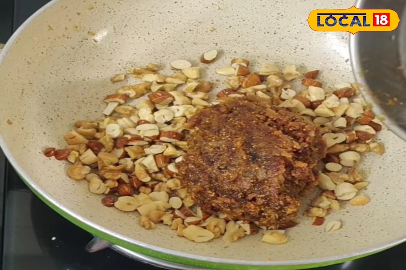 गॅस बंद करा आणि मिश्रण थोडे थंड होऊ द्या. नंतर हातावर तूप लावा आणि लहान लाडू बनवा. जर तुम्हाला हवे असेल तर तुम्ही हे लाडू भाजलेले तीळ किंवा खसखसमध्ये लेप करू शकता.