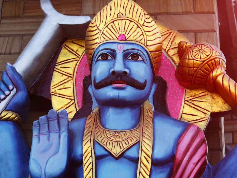 येणाऱ्या वर्ष 2026 मध्ये तीन राशींवर शनी देवाची विशेष कृपा बरसणार आहे. या राशीचे लोक आर्थिकदृष्ट्या भक्कम होतील शिवाय जीवनात प्रगती, पदोन्नती आणि आनंदाचे नवीन मार्ग खुले होतील. या भाग्यवान राशी कोणत्या आहेत, ज्यांच्यावर शनी देवाची असीम कृपा होईल, ज्योतिषी आणि वास्तु सल्लागार पंडित हितेंद्र कुमार शर्मा यांच्याकडून याबाबत जाणून घेऊया.