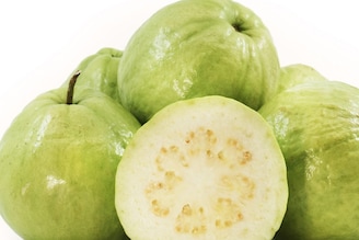 Guava : सुपरफ्रुट आहे पेरू पण 4 लोकांसाठी ठरू शकतो डेंजर; चुकूनही खाऊ नका