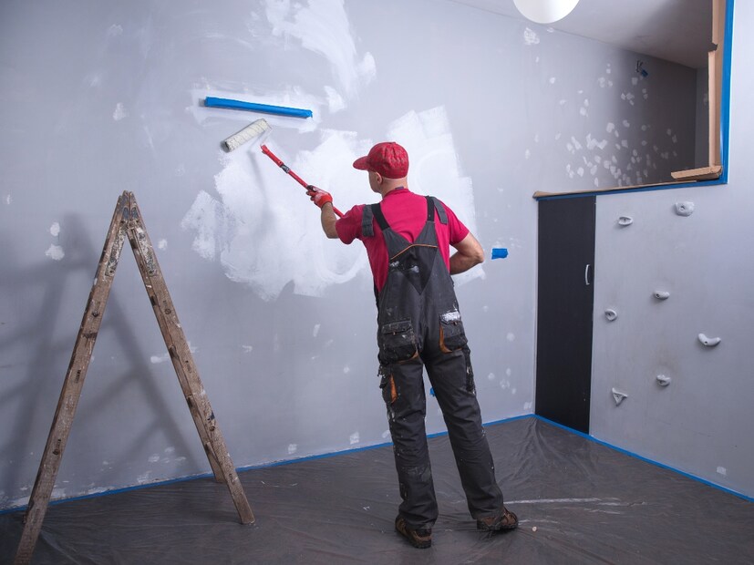  5) व्यावसायिक मदत न घेणे : जर तुम्ही स्वतः घर रंगवत असाल, तर व्यावसायिक पेंटरला (professional painter) माहीत असलेल्या लहान बारकावे (nuances) तुम्हाला माहीत नसतील. पेंटिंग व्यवस्थित न केल्यास, त्यावर रेषा किंवा पट्टे (streaks) येऊ शकतात, ज्यामुळे घराचे सौंदर्य खराब होते. खासकरून, तुम्ही पहिल्यांदाच नवीन घर रंगवत असाल, तर उत्तम फिनिशसाठी व्यावसायिक मदत नक्की घ्या.