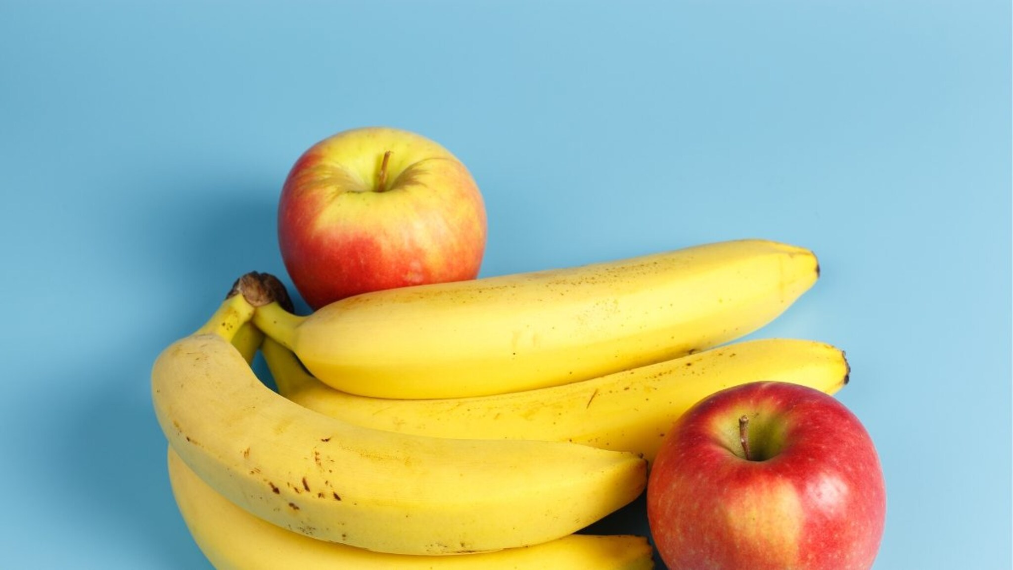 Weight Loss Tips : वजन कमी करण्यासाठी केळी खावी की सफरचंद? दोन्हीपैकी कोणते फळ सर्वोत्तम? 