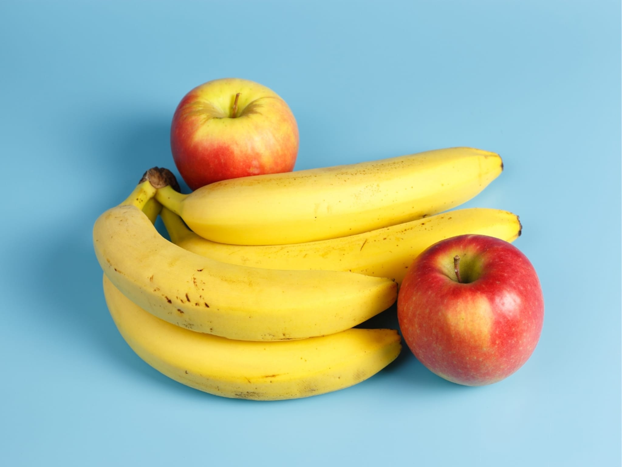 Weight Loss Tips : वजन कमी करण्यासाठी केळी खावी की सफरचंद? दोन्हीपैकी कोणते फळ सर्वोत्तम? 