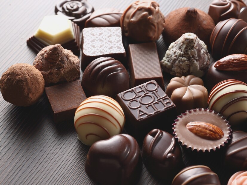  चॉकलेट (Chocolate) : चॉकलेट प्रेमींना हे वाचून धक्का बसेल. डॉक्टरांचे म्हणणे आहे की, चॉकलेट पूर्णपणे शाकाहारी नसते, कारण त्यात किडे असू शकतात. FDA च्या नियमानुसार 100 ग्रॅम चॉकलेटमध्ये 60 ग्रॅमपर्यंत किड्यांचे तुकडे स्वीकारले आहेत. याचा अर्थ, एक चॉकलेट प्रेमी वर्षभरात नकळतपणे 2400 पर्यंत किड्यांचे भाग खाऊ शकतो.