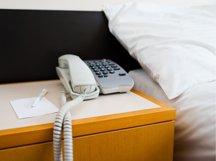  हॉटेल रूममधील टेलिफोन (Telephone in hotel room) : हॉटेलच्या खोल्यांमध्ये सहसा टेलिफोन (telephone) असतो. रिसेप्शनिस्टकडून (receptionist) मदत हवी असल्यास त्याचा वापर करावा लागतो. मात्र, हे टेलिफोन वर्षानुवर्षे तिथेच पडून असतात आणि प्रत्येक पाहुण्याकडून वापरले जातात. परिणामी, ते हॉटेलमधील सर्वात घाणेरड्या वस्तूंमध्ये गणले जातात आणि त्यांच्यात मोठ्या प्रमाणात बॅक्टेरिया जमा होतात.