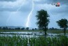 शेतकऱ्यांवर उन्हाच्या कडाक्यात पावसाचं संकट! या ११ जिल्ह्यांना अलर्ट