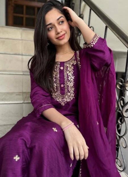  जांभळ्या रंगाचा जन्नतचा साधाभोळा लूकही चाहत्यांच्या तेवढाच पसंतीस उतरत आहे.