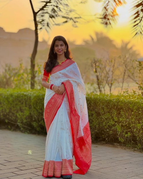 सोशल मीडियामुळे एका रात्रीत स्टार झालेली प्रसिद्ध गायिका मैथिली ठाकूर सध्या चर्चेत आहे. मैथिलीनं भाजपचा झेंडा हाती घेतला असून ती यंदा बिहारमधून विधानसभा निवडणूक लढवणार आहे.