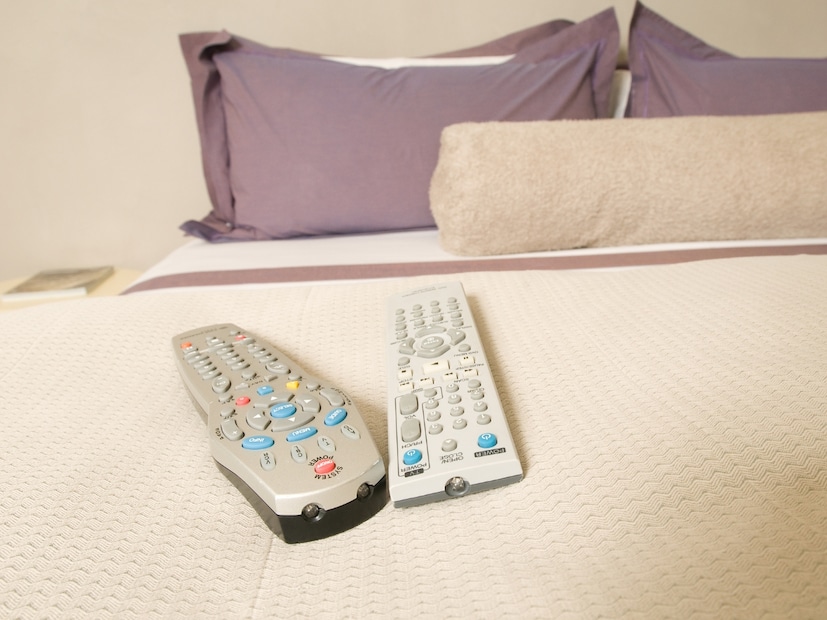  रिमोट (The remote is full of bacteria) : हॉटेलच्या खोलीतील टीव्ही आणि एसीचे रिमोट (TV and AC remotes) खूप घाणेरडे असतात, हे सर्वांनाच माहीत आहे. ते प्रत्येक पाहुण्यांकडून वापरले जातात आणि साहजिकच त्यांची कधीही स्वच्छता केली जात नाही. त्यामुळे, तुम्ही जेवण करताना त्यांना स्पर्श करणे टाळावे. जर स्पर्श केलाच, तर नंतर हात अवश्य धुवा.