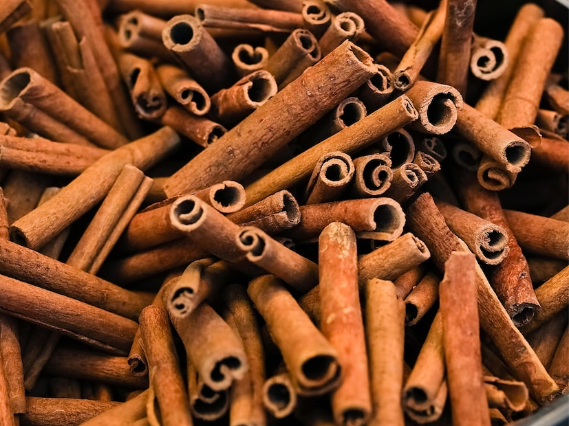  दालचिनी (Cinnamon) : दालचिनी रक्तातील साखरेची पातळी नैसर्गिकरित्या कमी करण्यास मदत करते. त्यातील बायोएक्टिव्ह संयुगे (bioactive compounds) इन्सुलिन संवेदनशीलता (insulin sensitivity) वाढवतात आणि रक्तातील साखर संतुलित करतात. तुम्ही चहात किंवा ओट्समध्ये दालचिनीची पावडर घालू शकता.