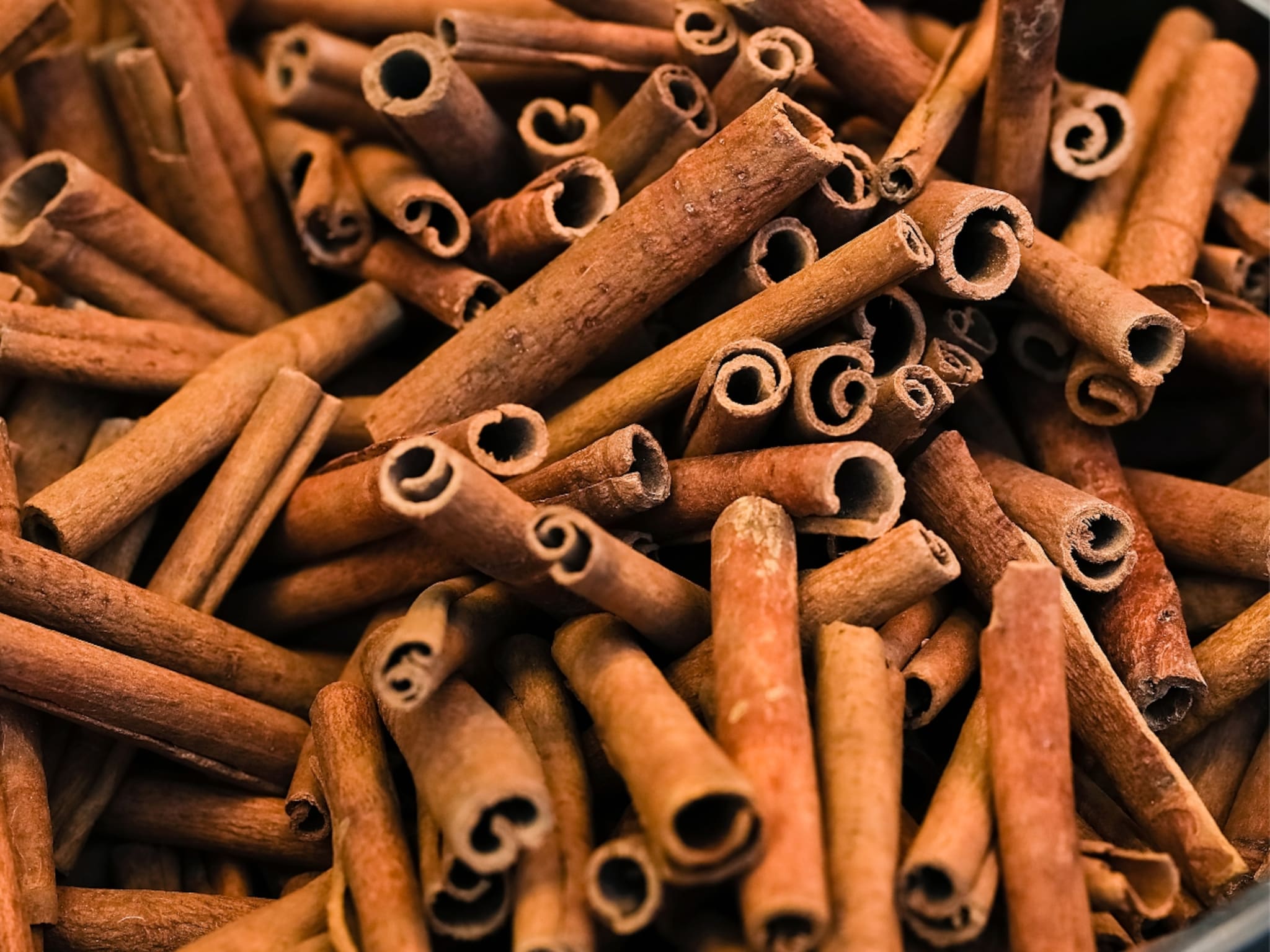 Cinnamon : जेवणाप्रमाणेच त्वचेसाठीही उपयुक्त - दालचिनी, मास्कमुळे चेहऱ्यावर येईल नैसर्गिक चमक