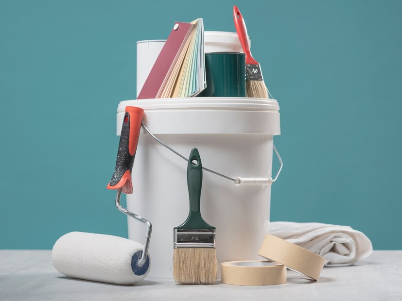  2) चांगल्या दर्जाचा पेंट न खरेदी करणे : लोक अनेकदा पैसे वाचवण्यासाठी बाजारात उपलब्ध असलेला स्वस्त पेंट खरेदी करतात. मात्र, स्वस्त पेंट अनेकदा खराब गुणवत्तेचा असतो, ज्यामुळे तो लवकर खराब होतो किंवा फिका पडतो. पुन्हा पेंटिंग केल्याने पैसा आणि वेळ दोन्ही वाया जातो. म्हणून, वॉटरप्रूफ, अँटीबॅक्टेरियल आणि डस्ट-रेसिस्टंट गुणधर्म असलेला चांगल्या दर्जाचा पेंट निवडा.