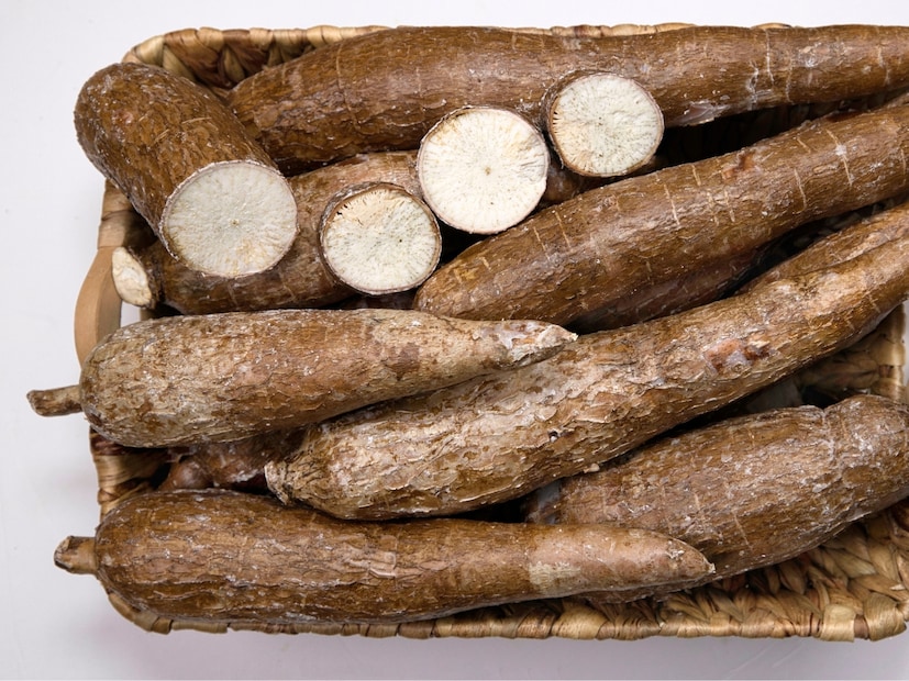  कसावा (Cassava) : आफ्रिका आणि आशियामध्ये खाल्ल्या जाणाऱ्या या मुळाच्या (root food) पदार्थाला योग्य प्रकारे न शिजवल्यास किंवा न भिजवल्यास त्यातून सायनाइड (cyanide) बाहेर पडू शकते. कच्चा किंवा अर्धवट शिजवलेला कसावा खाल्ल्यास थेट सायनाइड विषबाधा होऊ शकते.