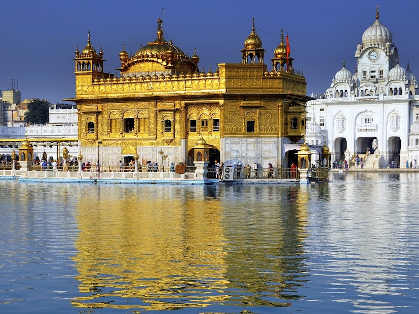  अमृतसर, पंजाब - गुरुद्वारा हरमंदिर साहिब (सुवर्णमंदिर) : अमृतसरमधील सुवर्णमंदिर (Golden Temple) जगप्रसिद्ध आहे. या गुरुद्वारा (Gurdwara) मध्ये भाविकांसाठी मोफत लंगर (जेवण) आणि निवास उपलब्ध आहे. येथील स्वच्छ, स्वादिष्ट भोजन आणि धार्मिक व शांत वातावरण तुमचे मन नक्कीच जिंकेल.