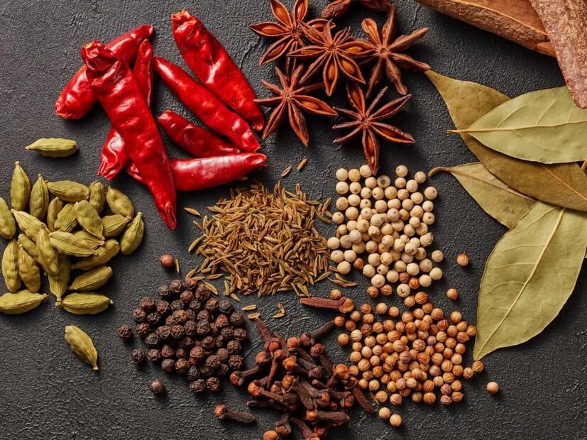  मसाले (Spices) : तुमच्या रोजच्या जेवणातील मसाल्यांमध्येही किड्यांचे अंश असू शकतात. प्रमाण, अंदाजे 50 ग्रॅम मसाल्यांमध्ये 400 पर्यंत किड्यांचे भाग स्वीकार्य आहेत. जर तुम्ही वार्षिक 750 ग्रॅम मसाल्यांचे सेवन करत असाल, तर अंदाजे 60000 किड्यांचे तुकडे तुमच्या शरीरात जात आहेत.