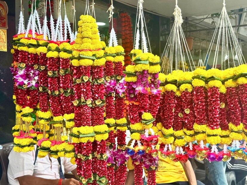  पावसाच्या पाण्याने भिजलेल्या फुलांना बाजारामध्ये फार कमी भाव मिळत आहे. तर, कोरड्या फुलांनाही चांगलाच भाव मिळत आहे. 100 रूपयांपेक्षा अधिक भाव त्या फुलांचा आहे. हार आणि तोरणच्या वेगवेगळ्या डिझायनिंग हाराने सर्वच ग्राहकांचे लक्ष वेधले आहे. युनिक डिझाईन असलेल्या हारांनी किंमतीतही उच्चांक गाठला आहे. सुट्टे फुलं घेण्याऐवजी ग्राहक रेडिमेड असलेल्या हारांना सर्वाधिक पसंदी देत आहेत.